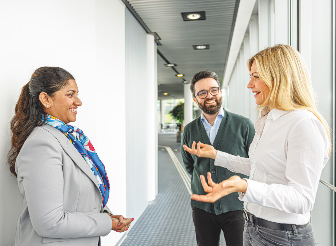 Phonak Slim hearing aids in conversation