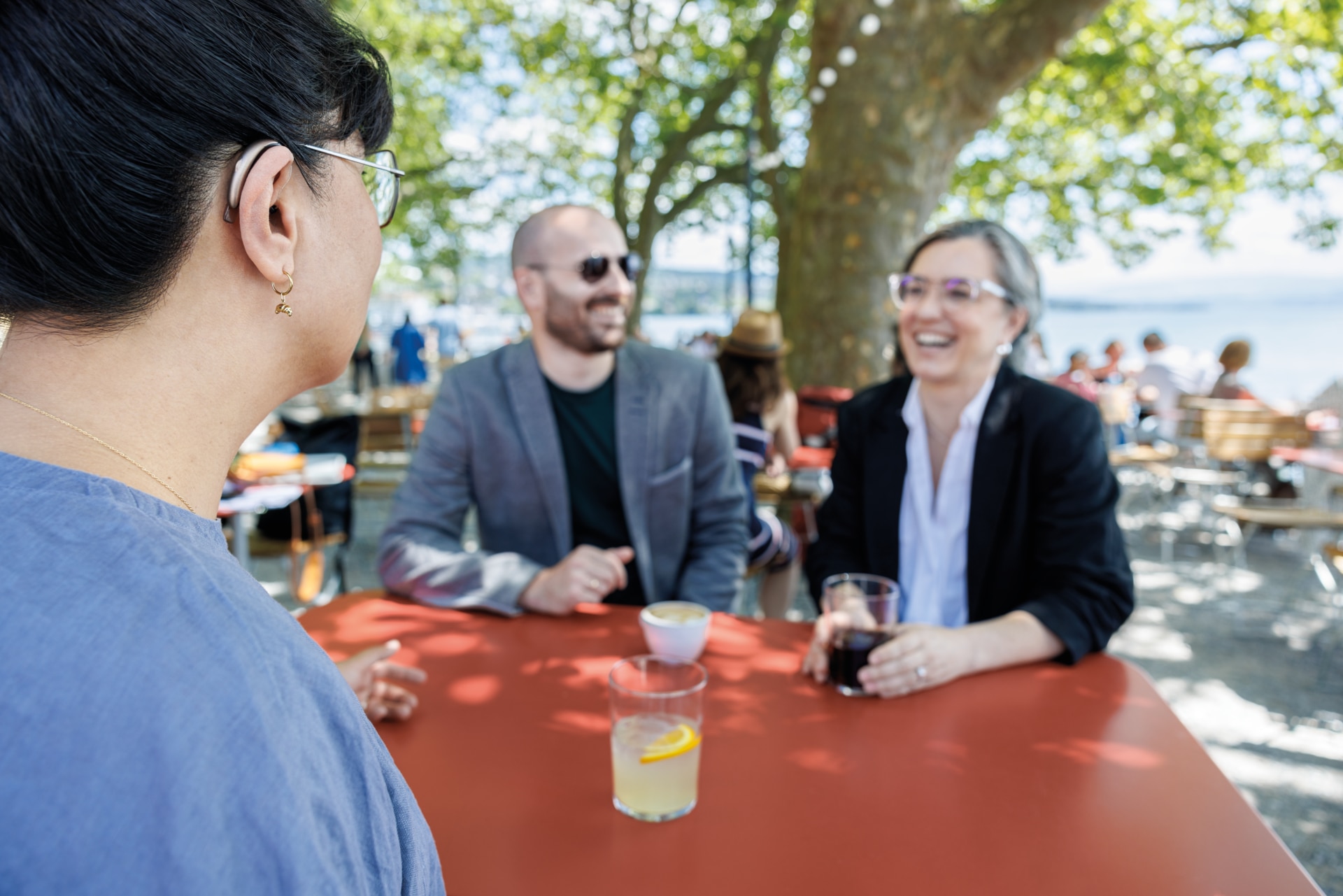 Phonak Slim hearing aids_chatting with friends