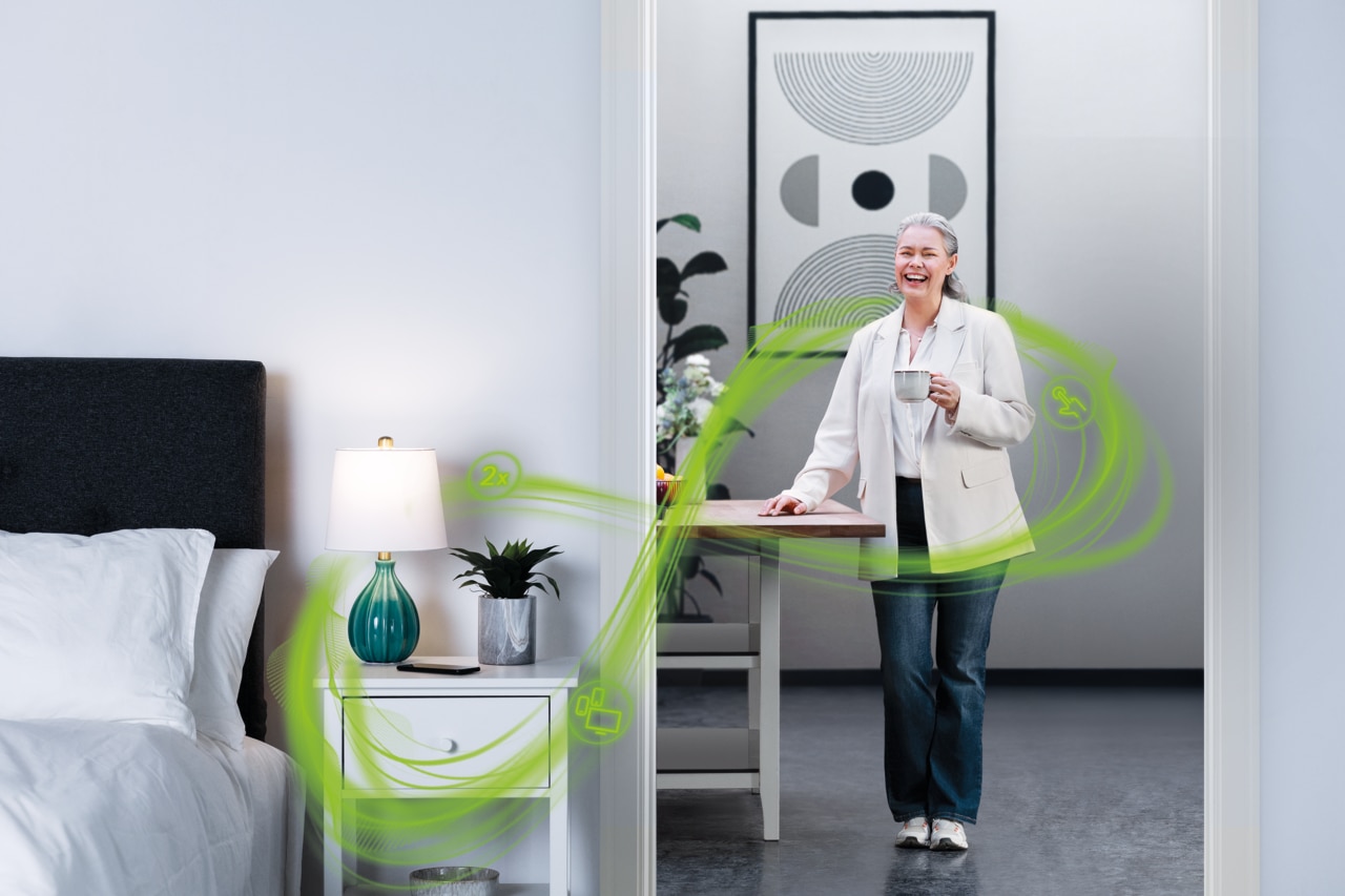 Phonak Slim hearing aids in conversation