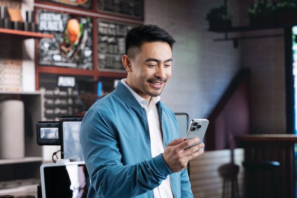 Phonak Slim hearing aids in conversation